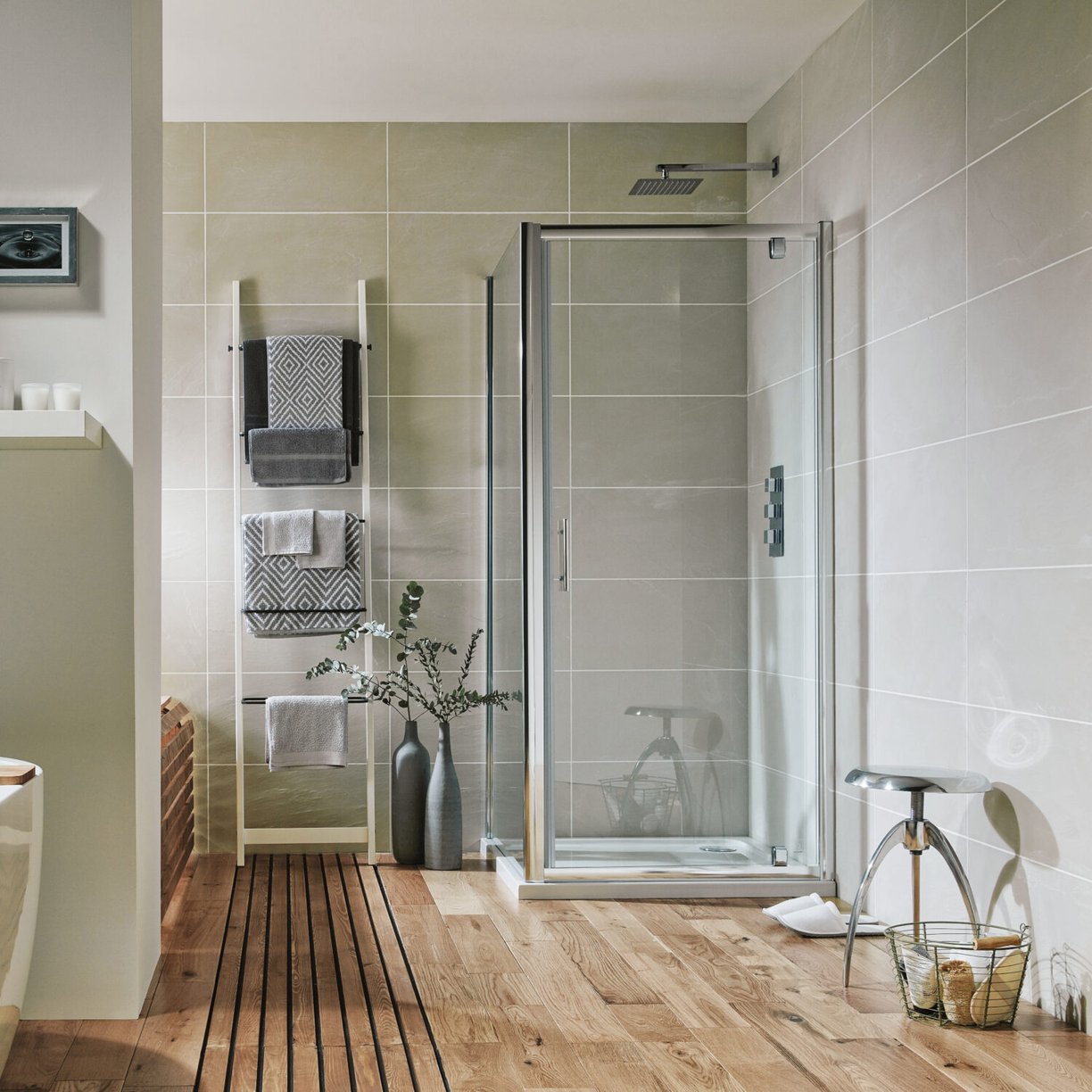 Korra Pivot Door 700mm